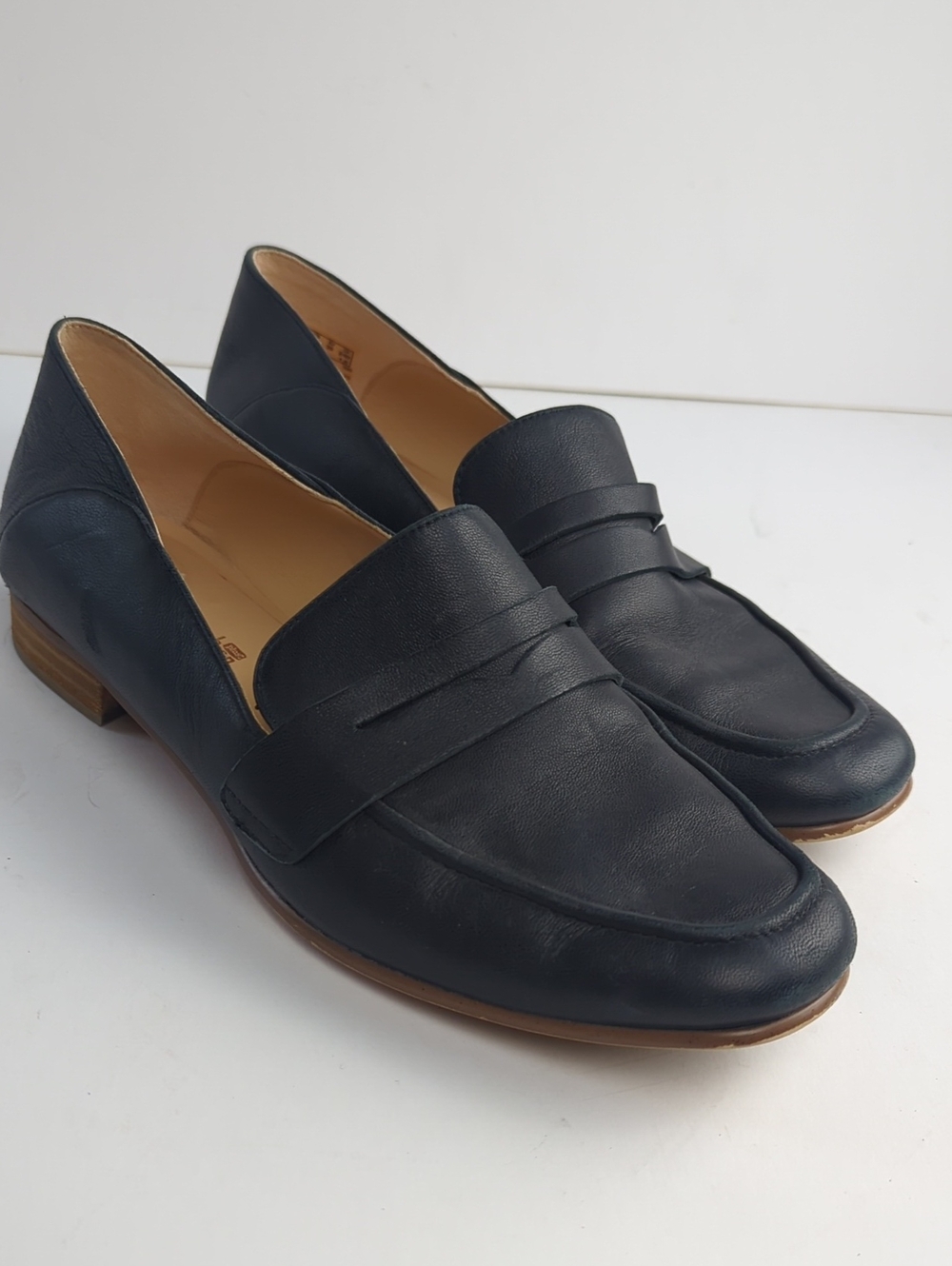 CLARKS Women's Size 8 Soft Leather Black Penny Loafers